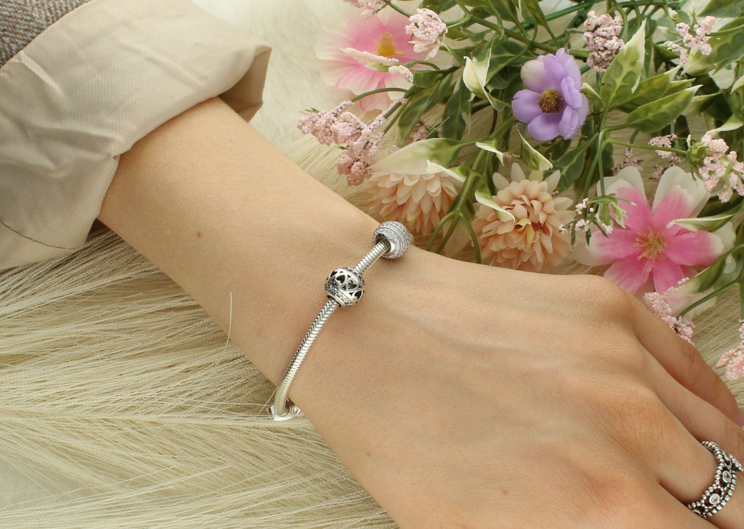 Charms Moment ażurowe serduszka z cyrkoniami srebro 925 TSCH000004-26.  Modny charms do bransoletki ażurowe serduszko. Biżuteria w formie charmsów do bransoletki, pozwalająca 1.jpg