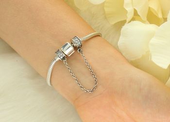 Srebrny łańcuszek zabezpieczający próby 925, zdobiony cyrkoniami, długość 10 cm, waga 4,00 g. Elegancki i praktyczny dodatek do bransoletek i łańcuszków, który chroni biżuterię przed zgubieniem4.jpg