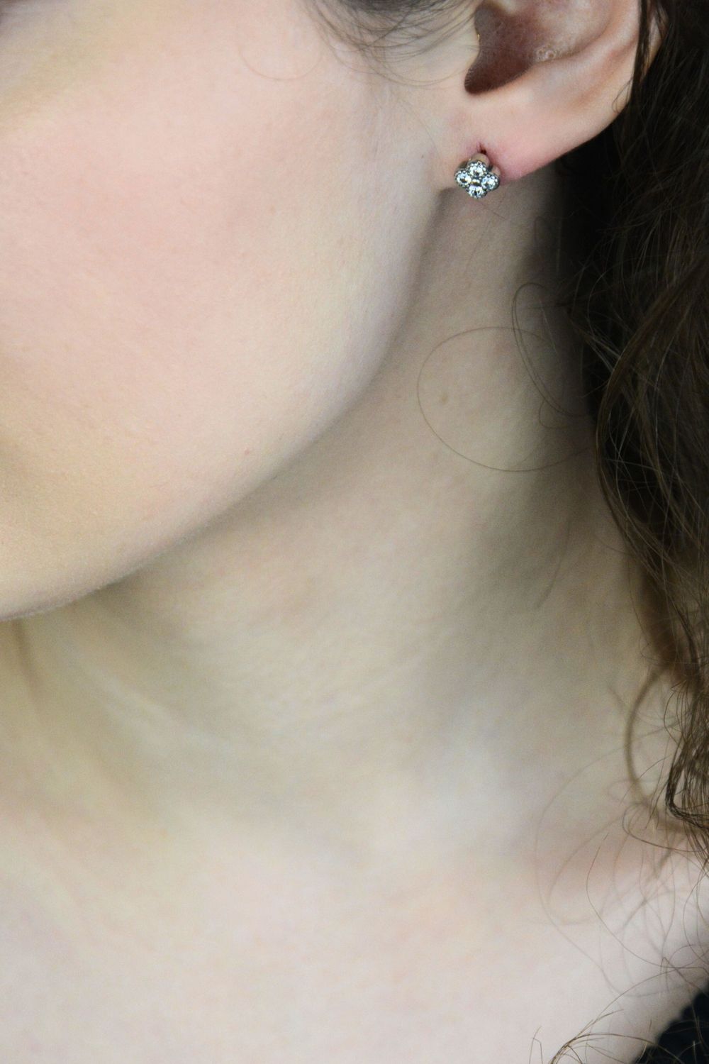 Kolczyki srebrne 925 TSK000002-53 – kwiatki z cyrkoniami, 7 mm, zapięcie na sztyft.jpg