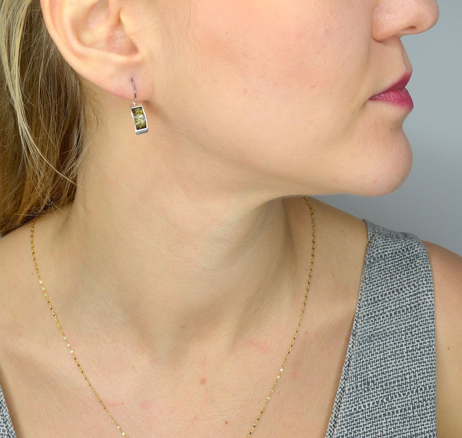 Srebrne kolczyki z zielonym bursztynem TSK000004-71.jpg