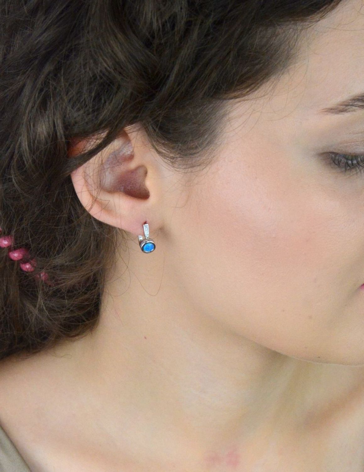 Delikatne kolczyki damskie ze srebra próby 925, zdobione syntetycznym opalem i cyrkoniami. Model TSK000005-00, długość 1,5 cm, zapięcie angielskie, waga 2,5 g.1.jpg