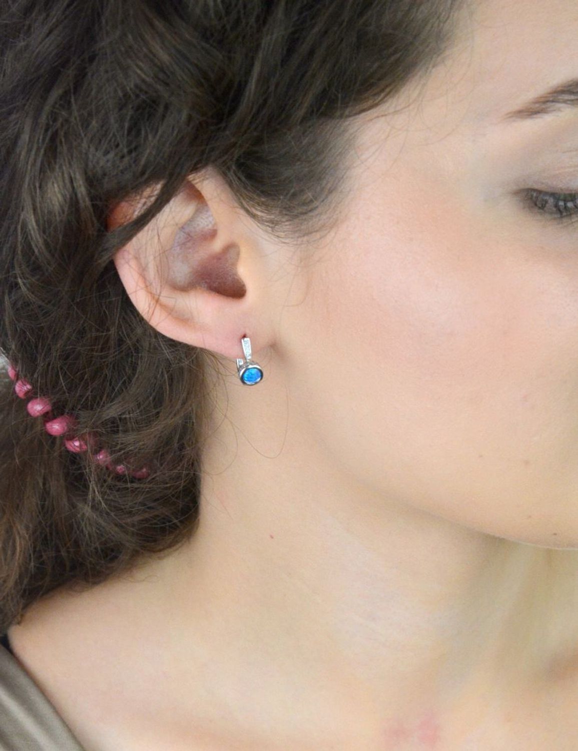 Delikatne kolczyki damskie ze srebra próby 925, zdobione syntetycznym opalem i cyrkoniami. Model TSK000005-00, długość 1,5 cm, zapięcie angielskie, waga 2,5 g.1.jpg