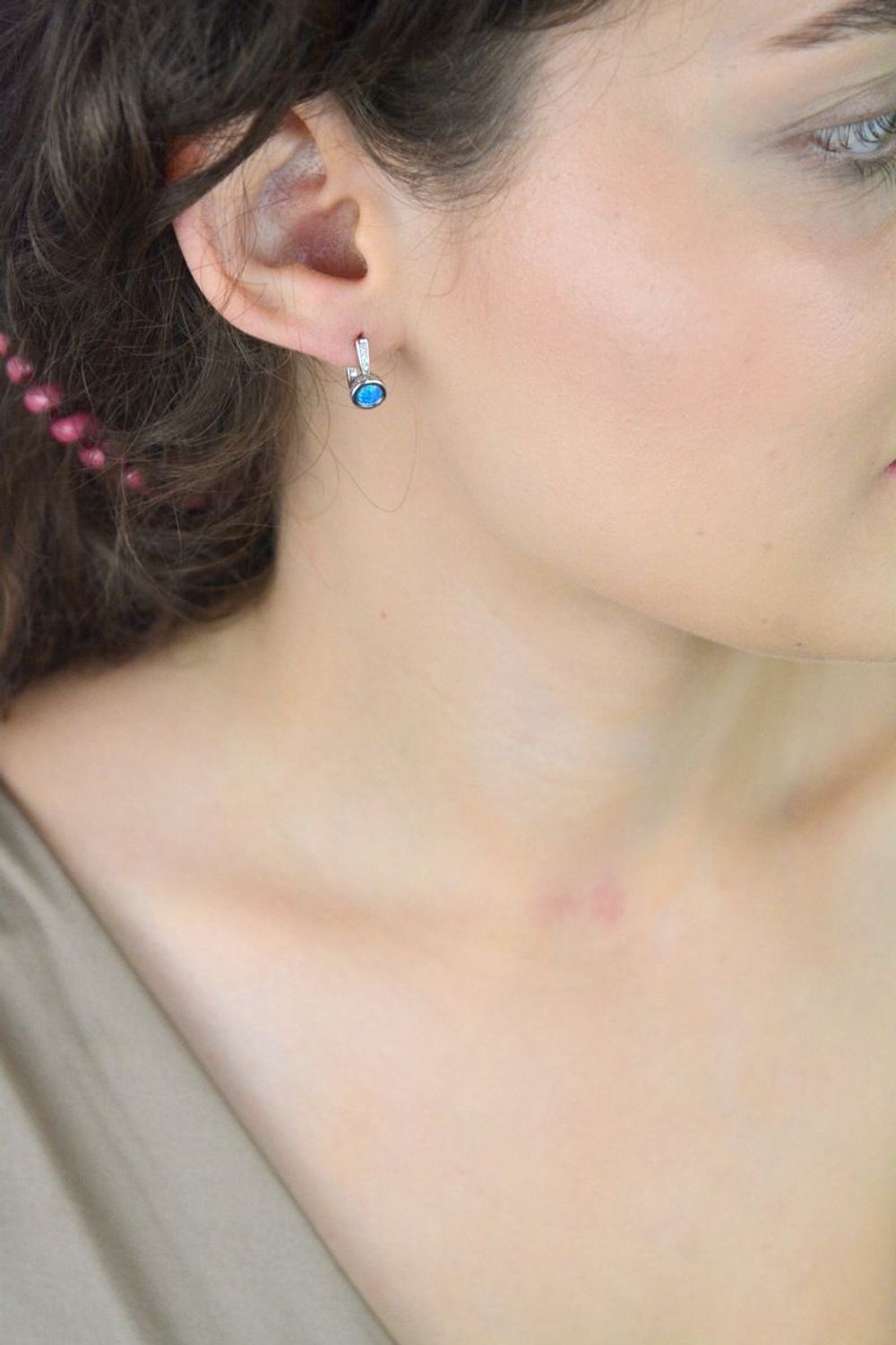 Delikatne kolczyki damskie ze srebra próby 925, zdobione syntetycznym opalem i cyrkoniami. Model TSK000005-00, długość 1,5 cm, zapięcie angielskie, waga 2,5 g.1.jpg