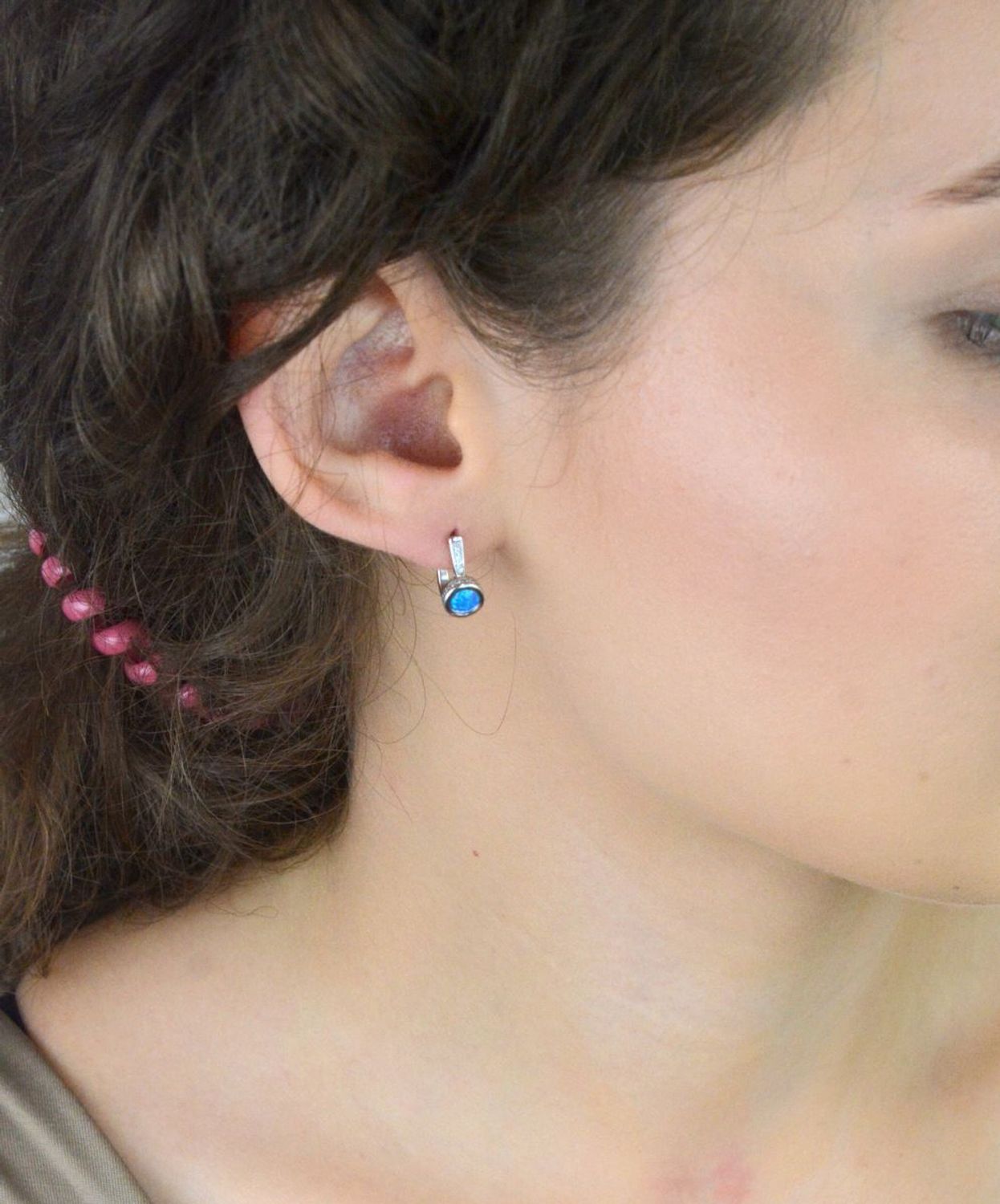 Delikatne kolczyki damskie ze srebra próby 925, zdobione syntetycznym opalem i cyrkoniami. Model TSK000005-00, długość 1,5 cm, zapięcie angielskie, waga 2,5 g.1.jpg