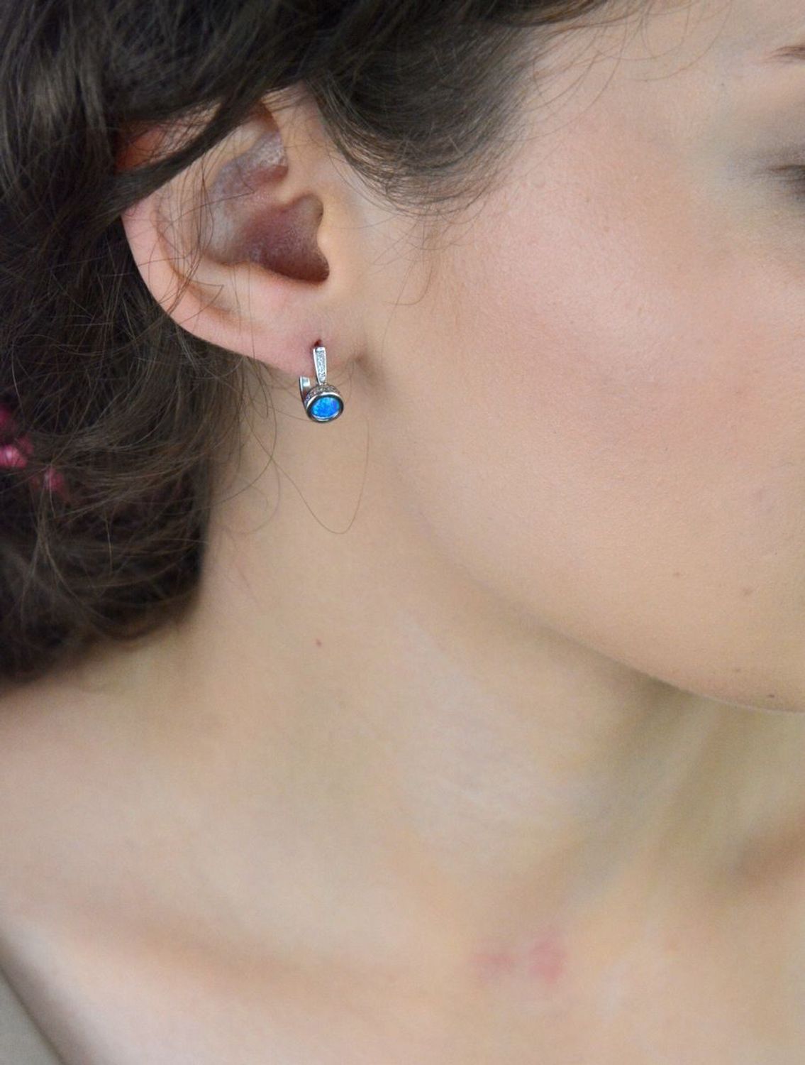 Delikatne kolczyki damskie ze srebra próby 925, zdobione syntetycznym opalem i cyrkoniami. Model TSK000005-00, długość 1,5 cm, zapięcie angielskie, waga 2,5 g.1.jpg