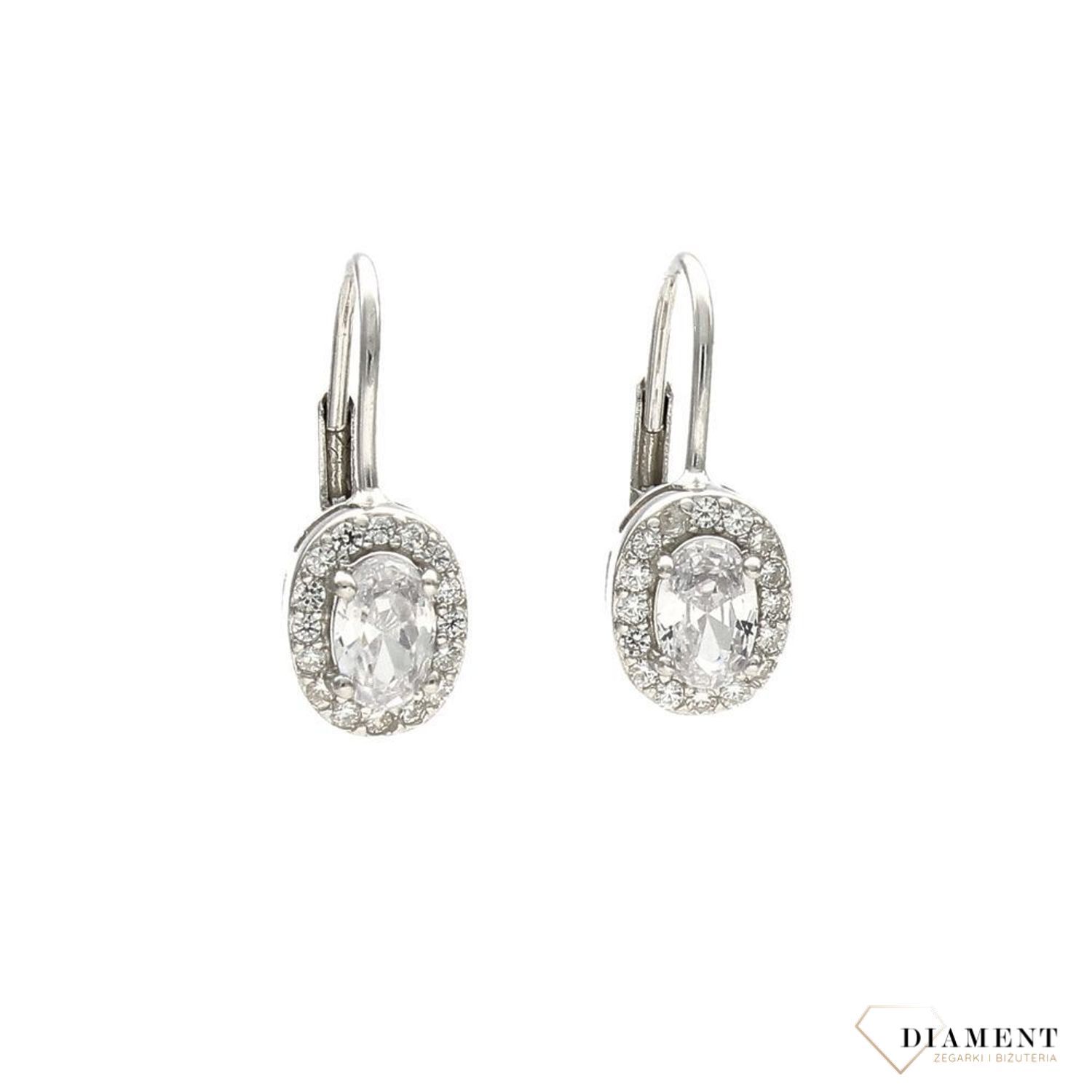 Kolczyki srebrne delikatnie wiszące, przez zapięcie angielskie. Kolczyki srebrne zostały ozdobione cyrkonia. Idealny pomysł na prezent, aby sprawić radość..jpg