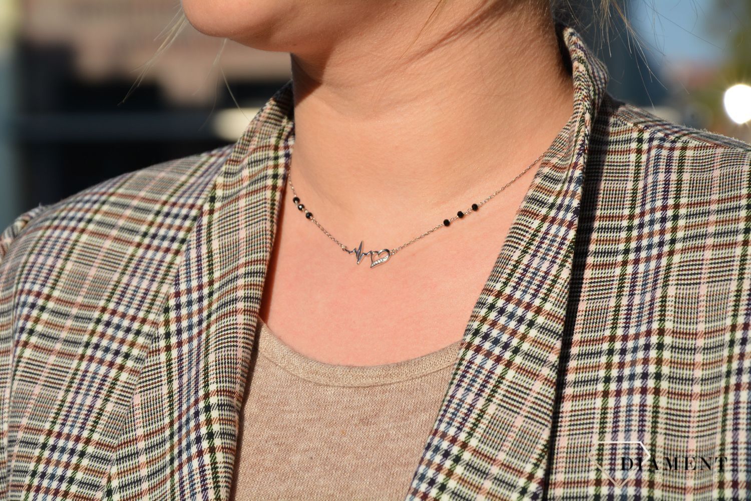 Naszyjnik srebrny wykonany z wysokiej jakości srebra próby 925. Naszyjnik z elementem ozdobnym w postaci serca i ekg oraz czarnych koralików..jpg