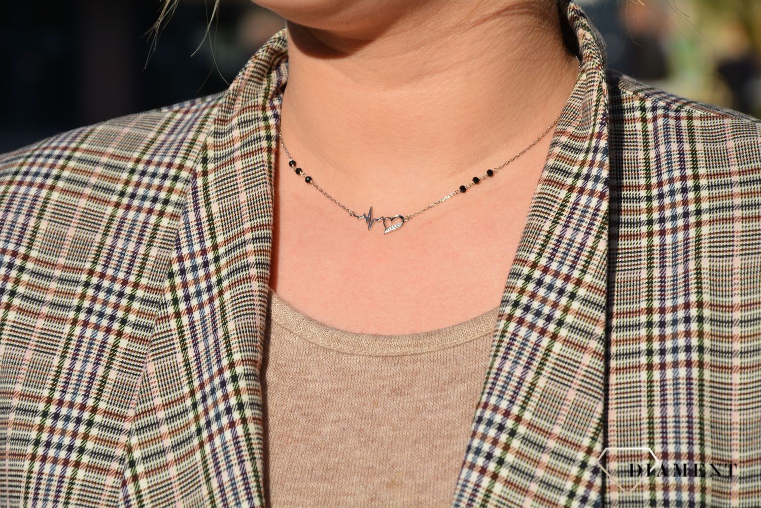 Naszyjnik srebrny wykonany z wysokiej jakości srebra próby 925. Naszyjnik z elementem ozdobnym w postaci serca i ekg oraz czarnych koralików..jpg