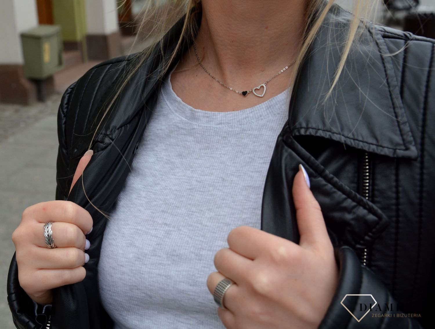 Naszyjnik z motywem dwóch serc ozdobionych cyrkonią oraz drugie wypełnione czarną masą jubilerską. Idealny pomysł na prezent dla młodej kobiety..jpg