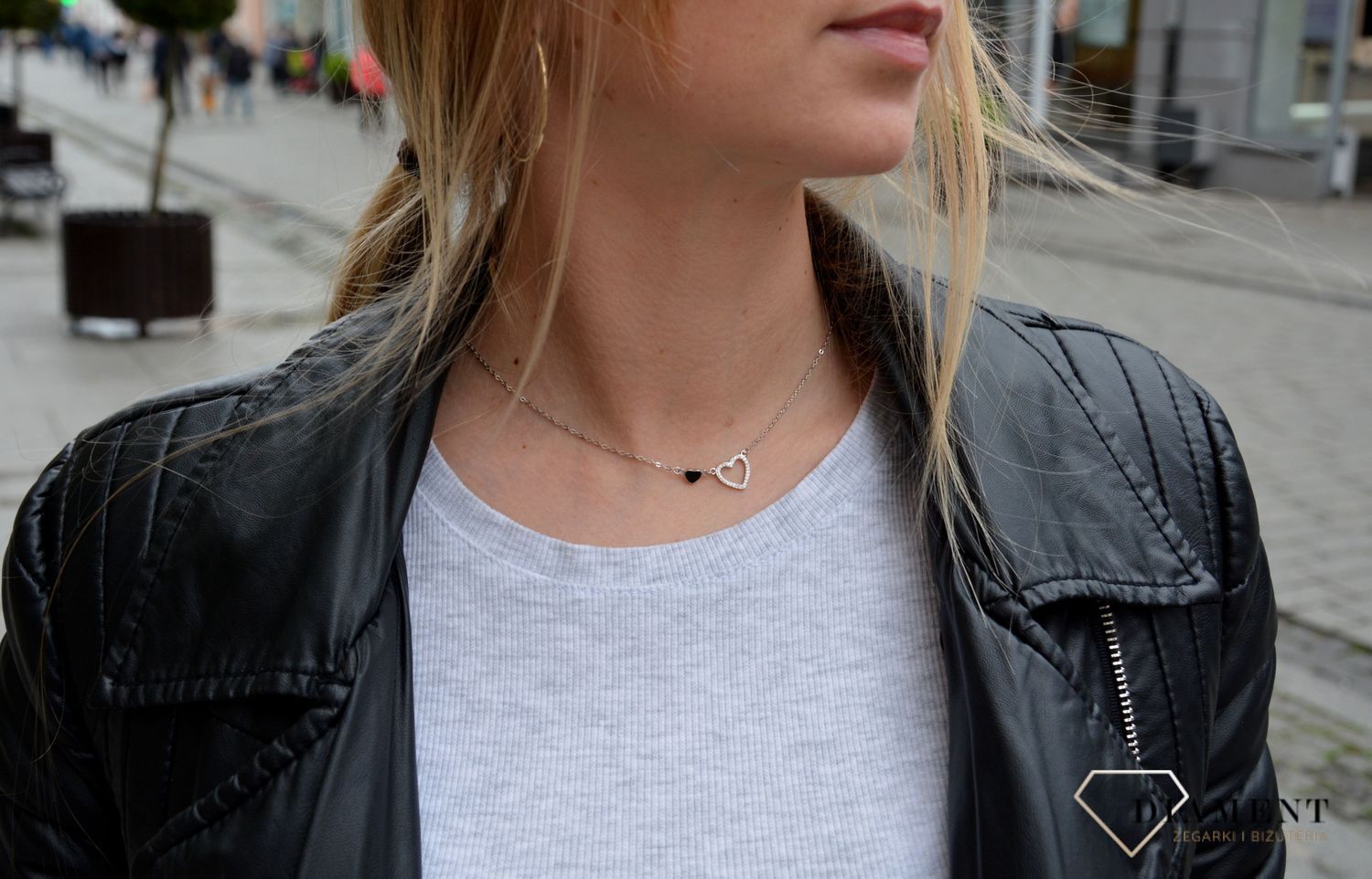 Naszyjnik z motywem dwóch serc ozdobionych cyrkonią oraz drugie wypełnione czarną masą jubilerską. Idealny pomysł na prezent dla młodej kobiety..jpg