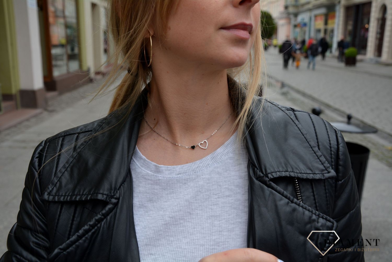 Naszyjnik z motywem dwóch serc ozdobionych cyrkonią oraz drugie wypełnione czarną masą jubilerską. Idealny pomysł na prezent dla młodej kobiety..jpg