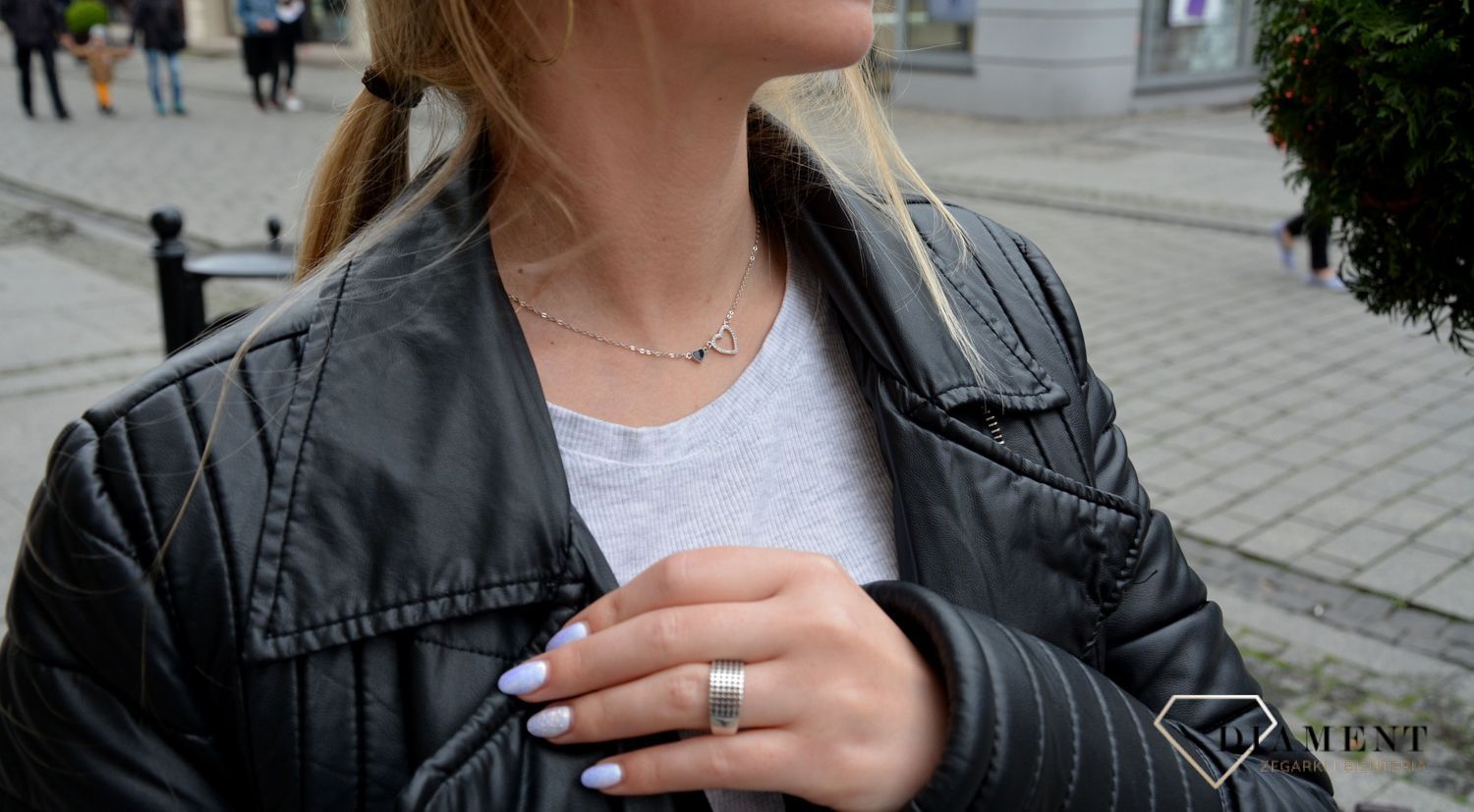 Naszyjnik z motywem dwóch serc ozdobionych cyrkonią oraz drugie wypełnione czarną masą jubilerską. Idealny pomysł na prezent dla młodej kobiety..jpg