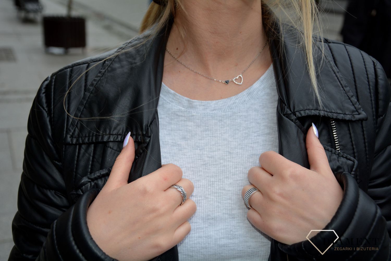 Naszyjnik z motywem dwóch serc ozdobionych cyrkonią oraz drugie wypełnione czarną masą jubilerską. Idealny pomysł na prezent dla młodej kobiety..jpg