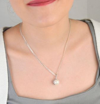 Zawieszka damska synt.perełka z cyrkoniami próba 925, TSZ000001-29 Elegancka zawieszka damska wykonana ze srebra próby 925, ozdobiona syntetyczną perełką oraz lśniącymi cyrkoniami, (4).JPG