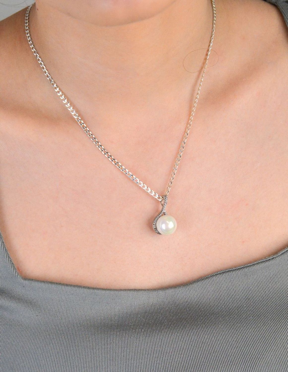 Zawieszka damska synt.perełka z cyrkoniami próba 925, TSZ000001-29 Elegancka zawieszka damska wykonana ze srebra próby 925, ozdobiona syntetyczną perełką oraz lśniącymi cyrkoniami,1.jpg