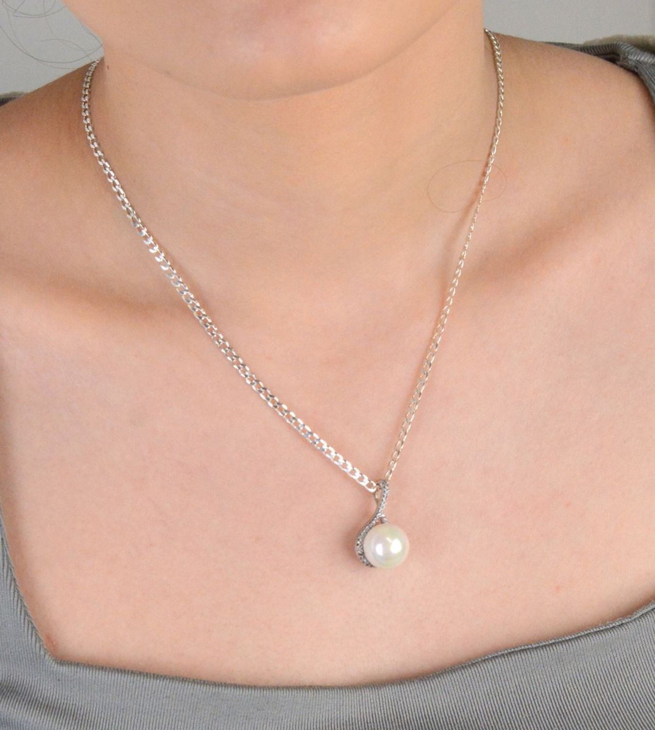 Zawieszka damska synt.perełka z cyrkoniami próba 925, TSZ000001-29 Elegancka zawieszka damska wykonana ze srebra próby 925, ozdobiona syntetyczną perełką oraz lśniącymi cyrkoniami,1.jpg