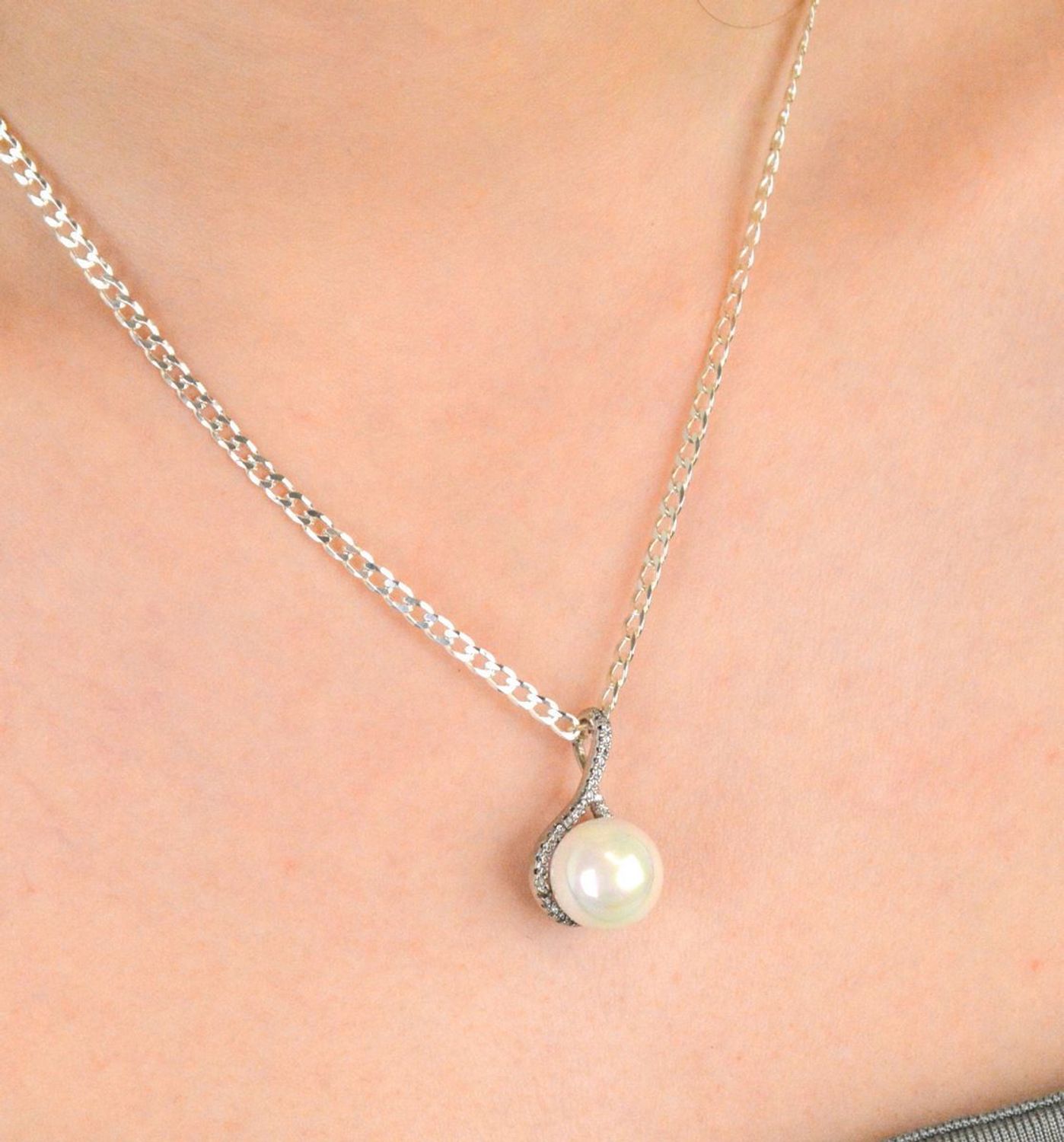 Zawieszka damska synt.perełka z cyrkoniami próba 925, TSZ000001-29 Elegancka zawieszka damska wykonana ze srebra próby 925, ozdobiona syntetyczną perełką oraz lśniącymi cyrkoniami,1.jpg