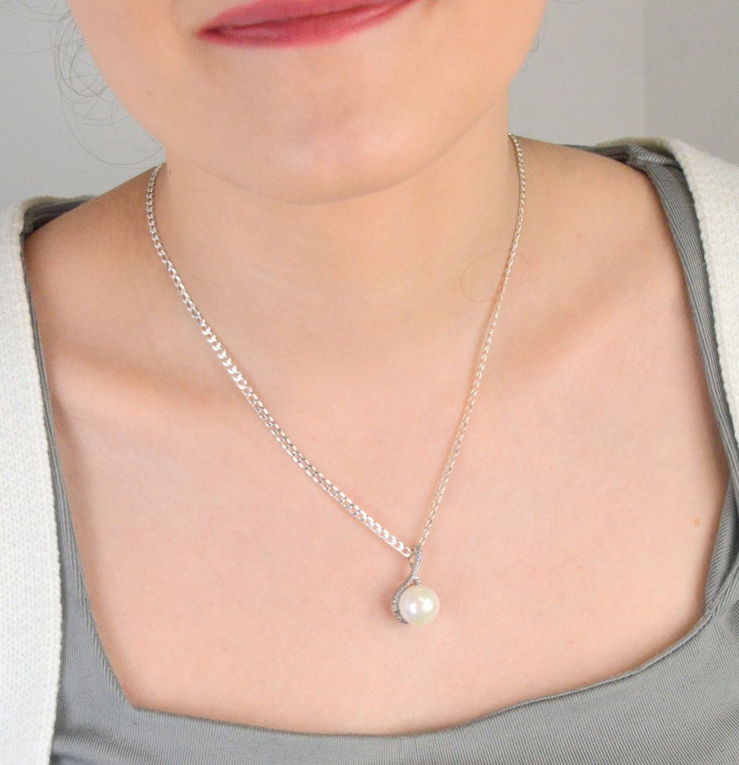 Zawieszka damska synt.perełka z cyrkoniami próba 925, TSZ000001-29 Elegancka zawieszka damska wykonana ze srebra próby 925, ozdobiona syntetyczną perełką oraz lśniącymi cyrkoniami,1.jpg