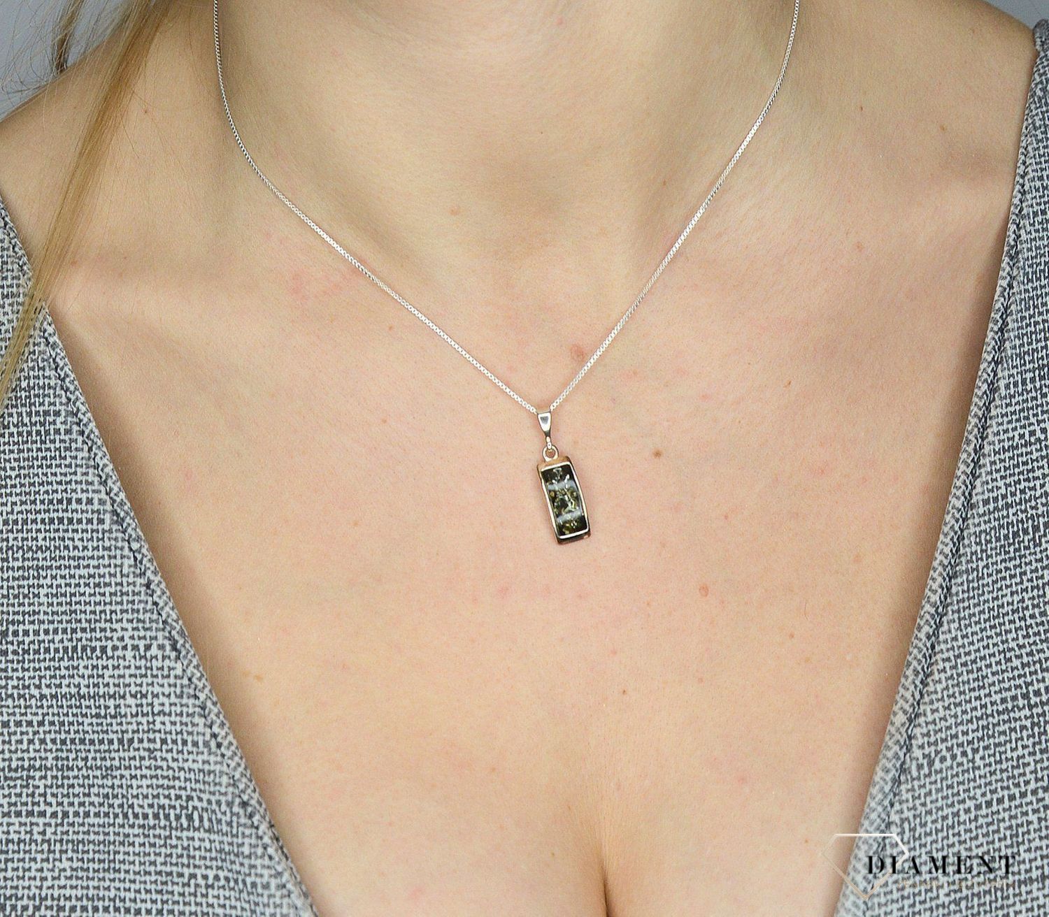 Srebrna zawieszka z zielonym bursztynem TSZ000004-63 to propozycja od sklepu jubilerskiego Diament.jpg