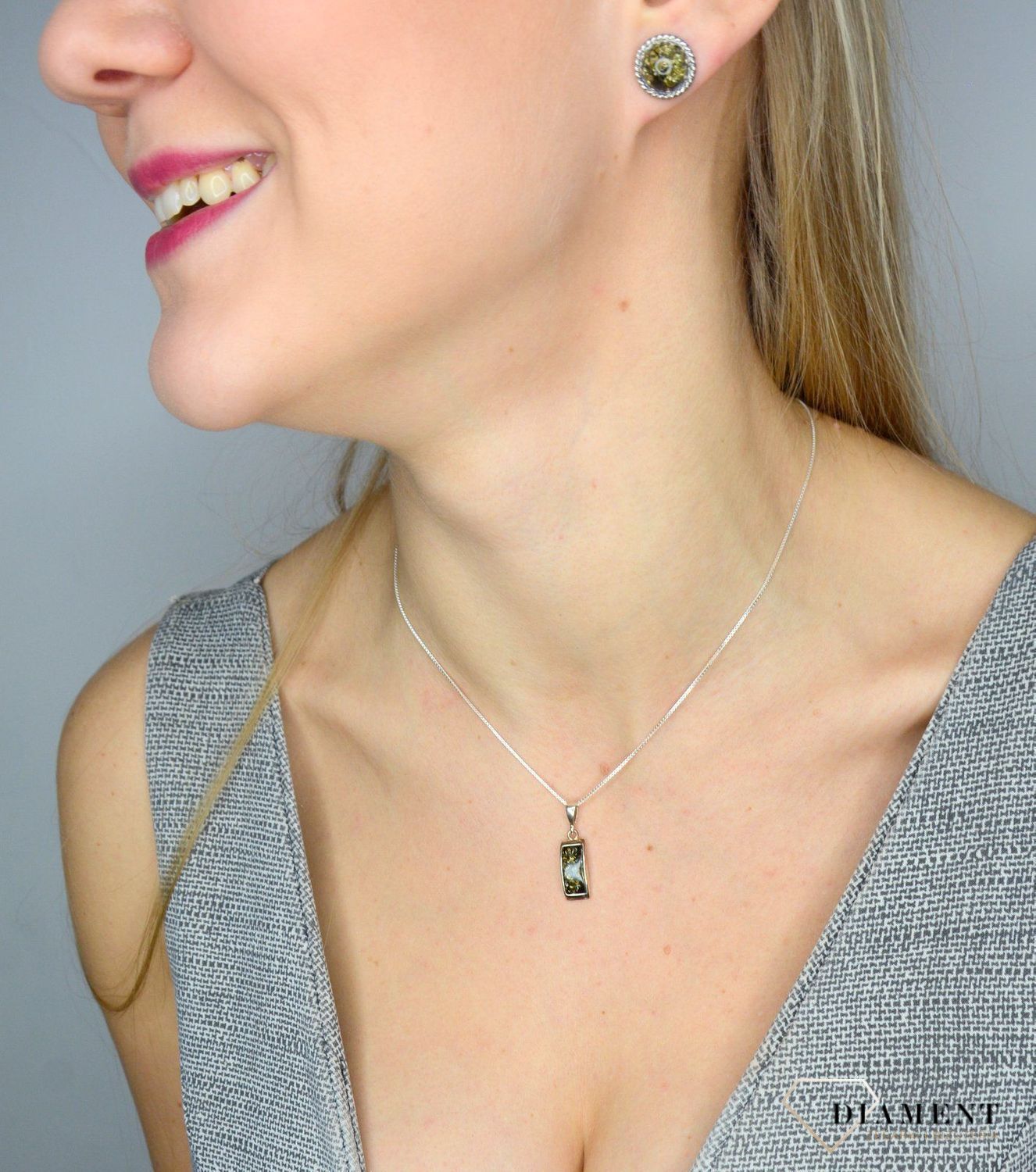 Srebrna zawieszka z zielonym bursztynem TSZ000004-63 to propozycja od sklepu jubilerskiego Diament.jpg