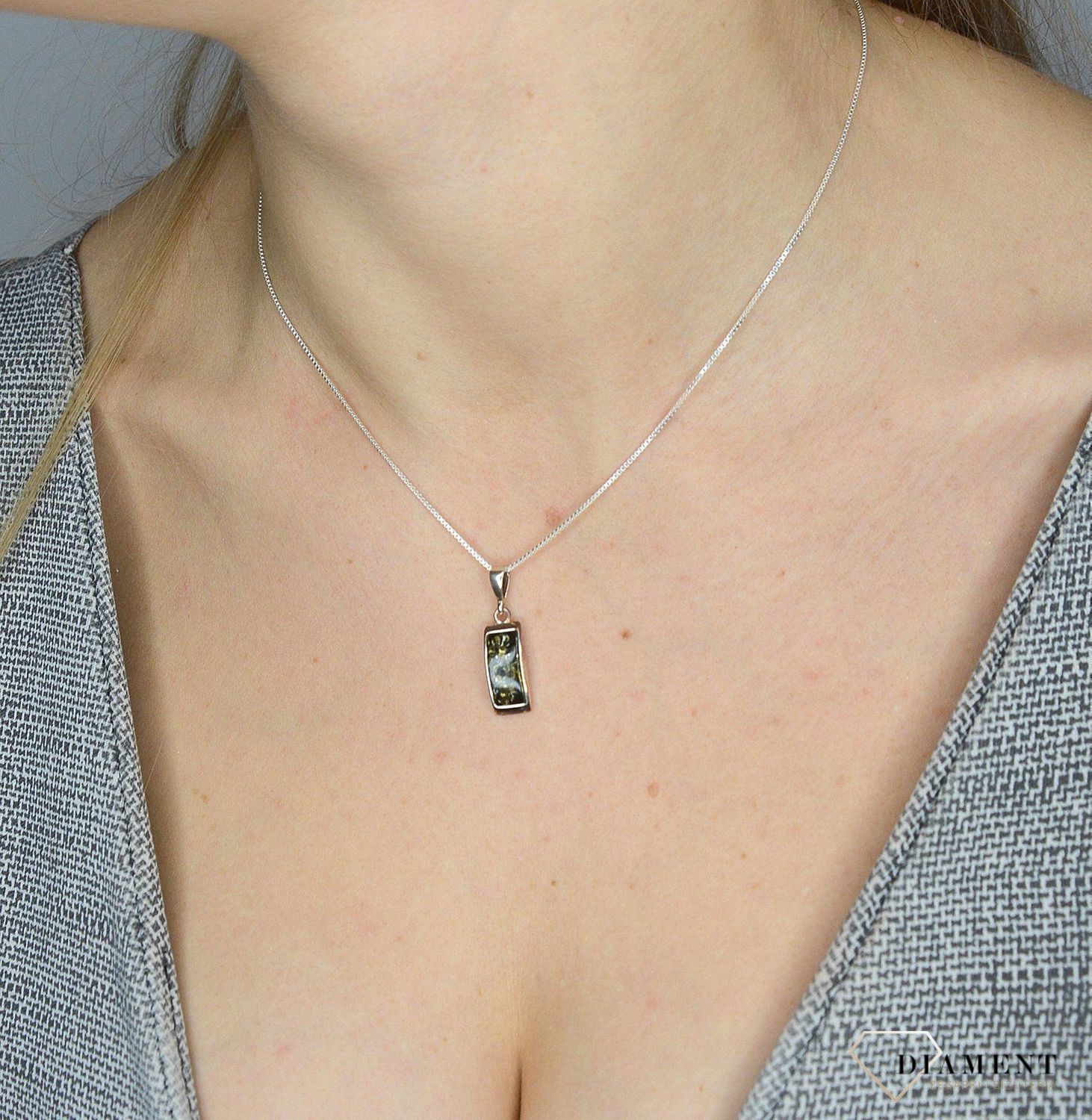 Srebrna zawieszka z zielonym bursztynem TSZ000004-63 to propozycja od sklepu jubilerskiego Diament.jpg