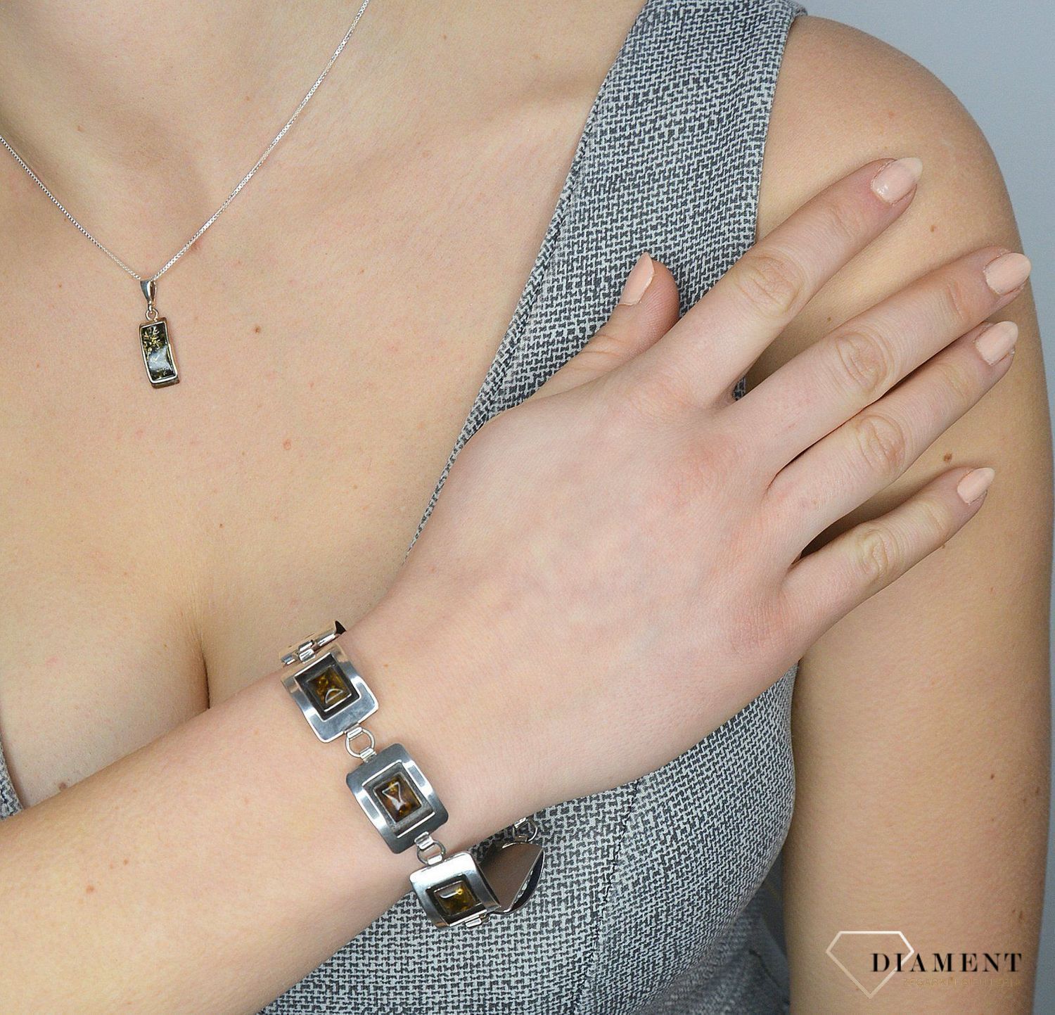 Srebrna zawieszka z zielonym bursztynem TSZ000004-63 to propozycja od sklepu jubilerskiego Diament.jpg