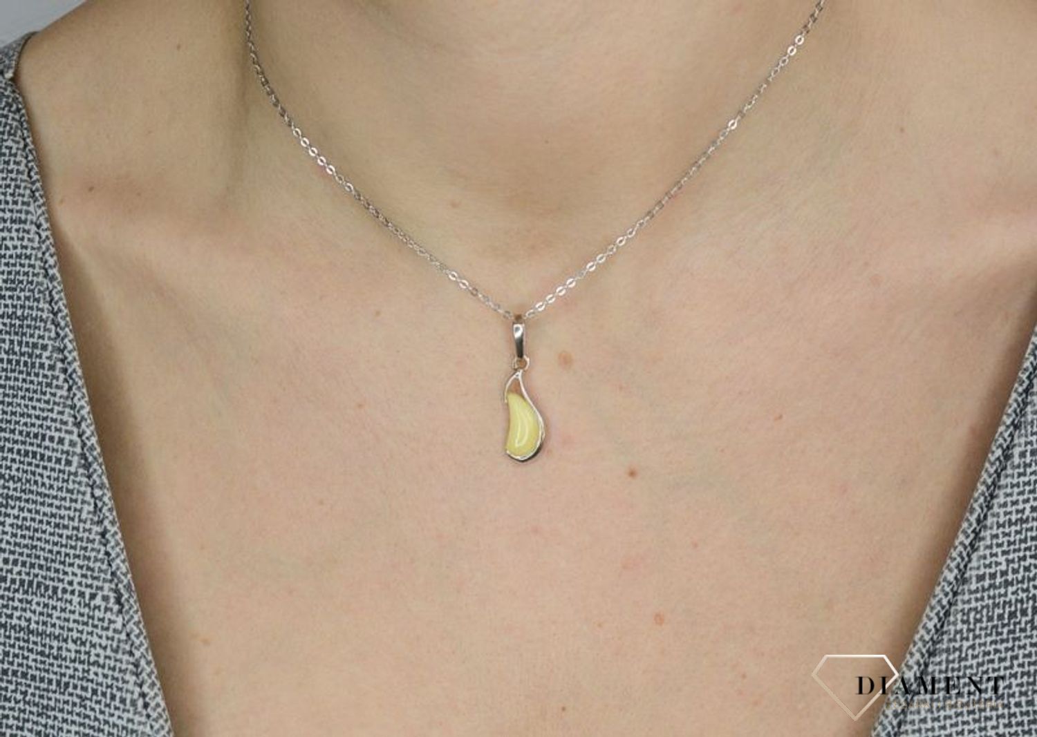 Zawieszka srebrna w kształcie łezki z bursztynem w mlecznym odcieniu TSZ000004-65.jpg