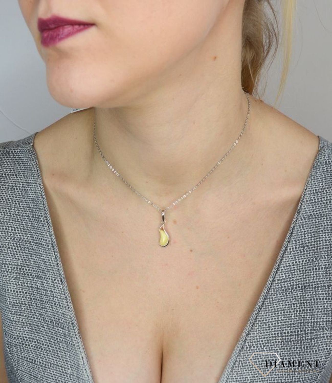 Zawieszka srebrna w kształcie łezki z bursztynem w mlecznym odcieniu TSZ000004-65.jpg