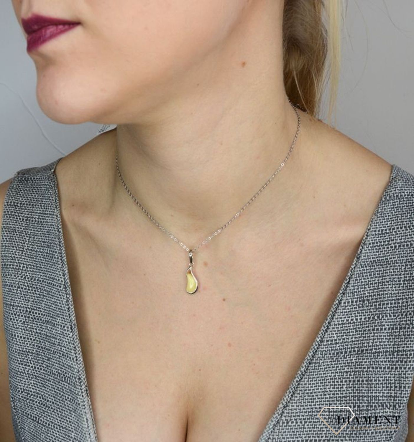 Zawieszka srebrna w kształcie łezki z bursztynem w mlecznym odcieniu TSZ000004-65.jpg