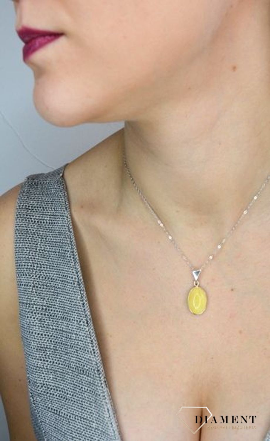 Zawieszka srebrna w owalnym kształcie z bursztynem w mlecznym odcieniu TSZ000004-75.jpg