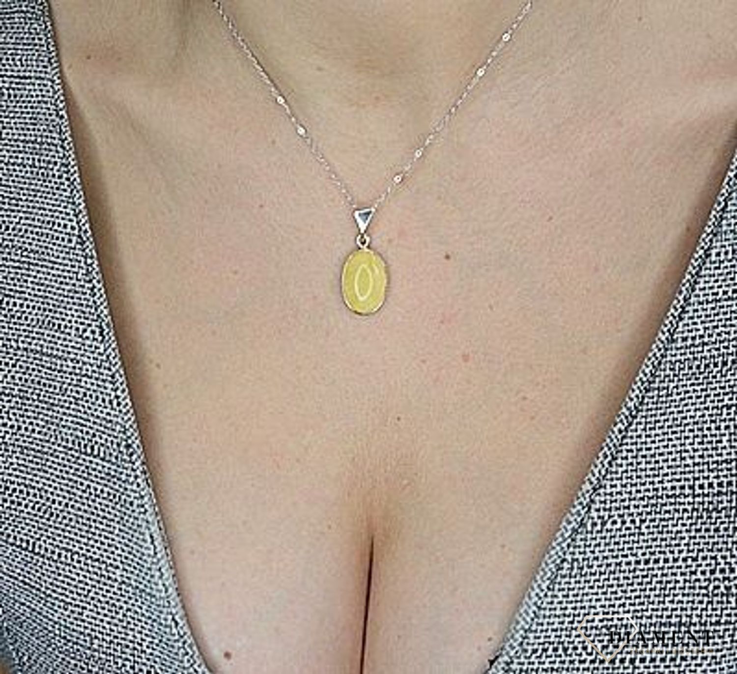 Zawieszka srebrna w owalnym kształcie z bursztynem w mlecznym odcieniu TSZ000004-75.jpg