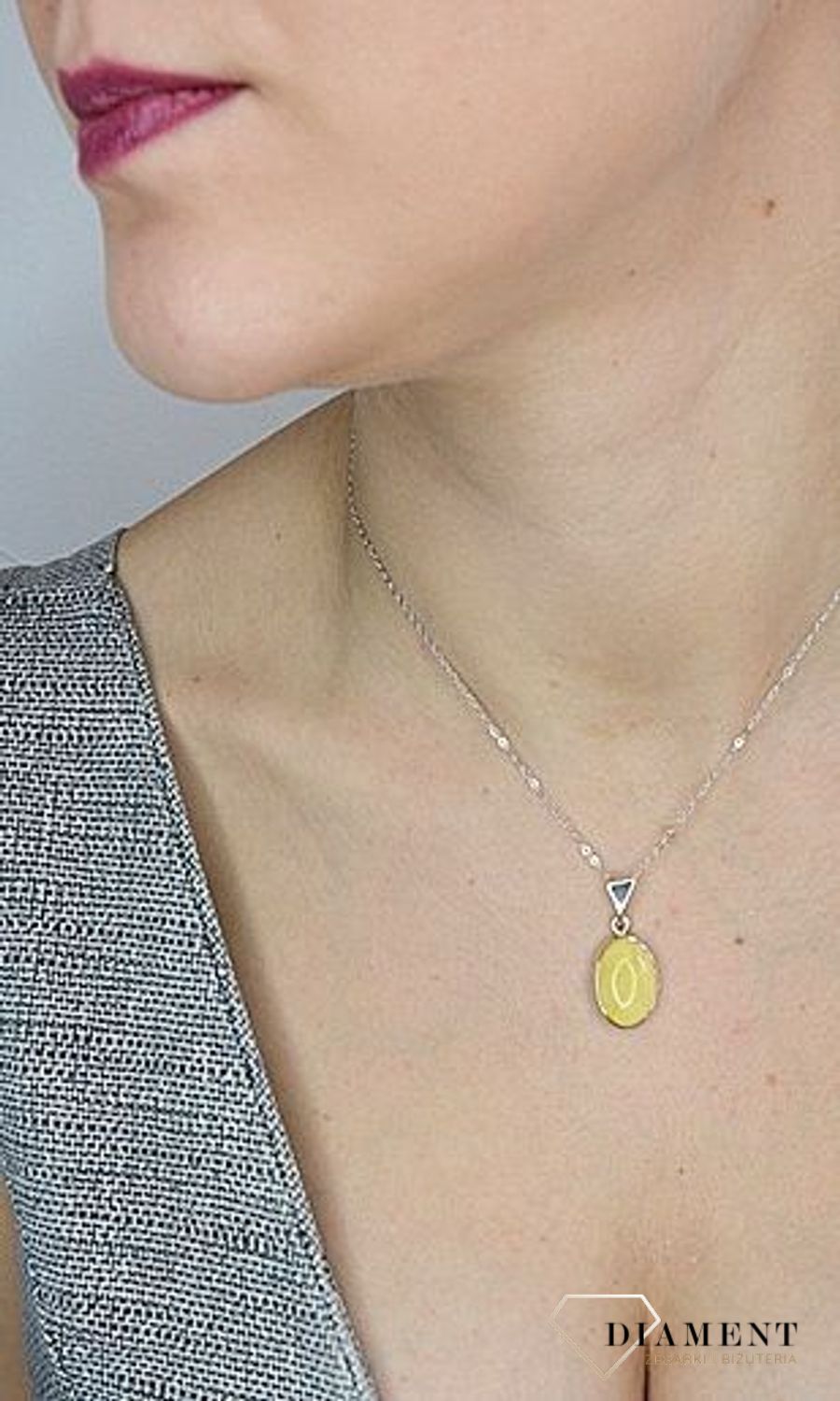 Zawieszka srebrna w owalnym kształcie z bursztynem w mlecznym odcieniu TSZ000004-75.jpg