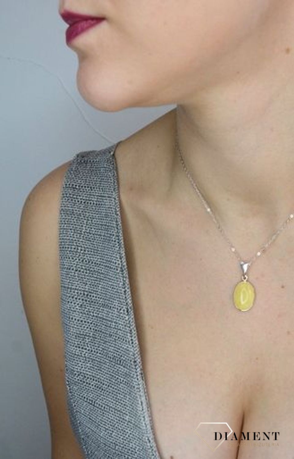 Zawieszka srebrna w owalnym kształcie z bursztynem w mlecznym odcieniu TSZ000004-75.jpg