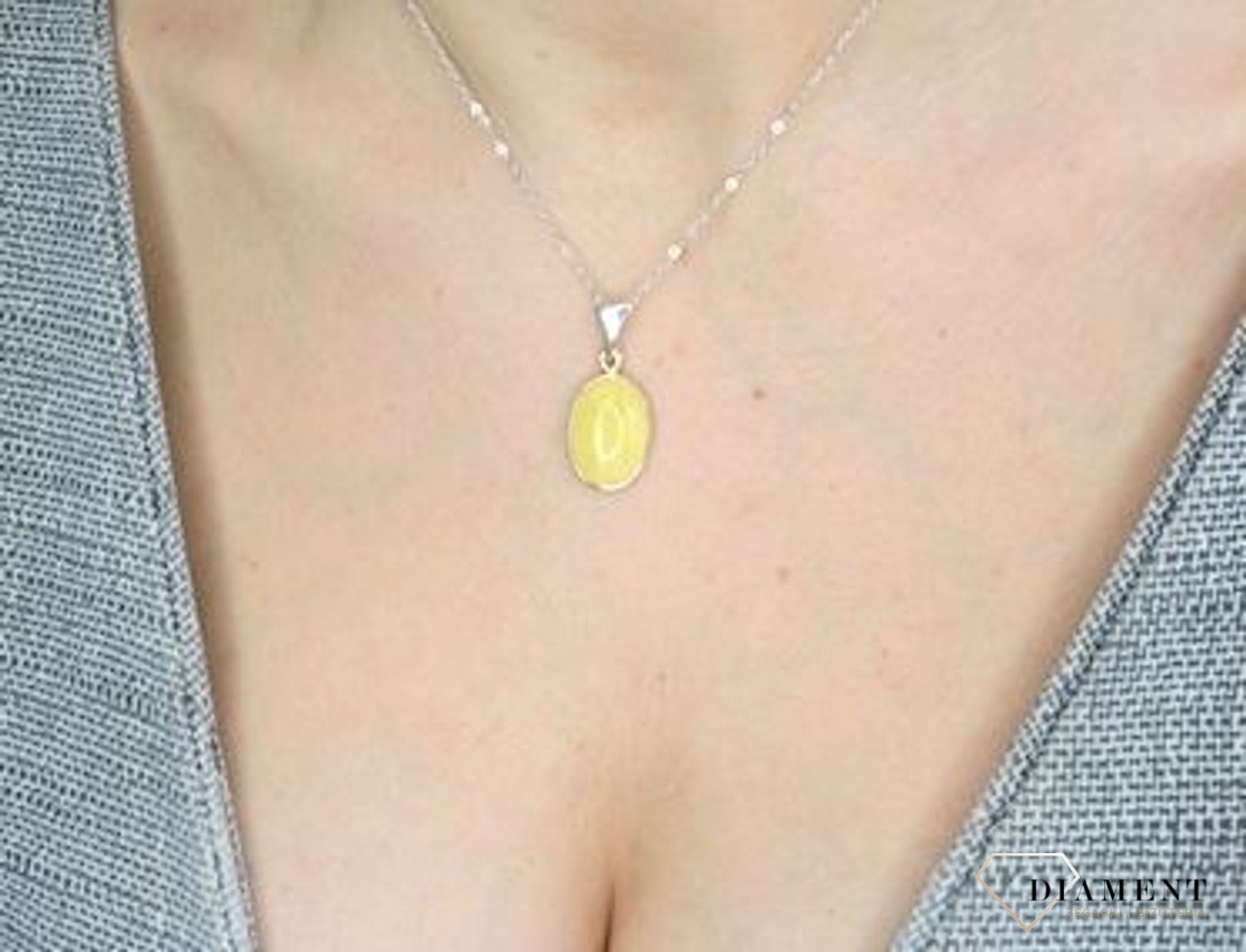 Zawieszka srebrna w owalnym kształcie z bursztynem w mlecznym odcieniu TSZ000004-75.jpg