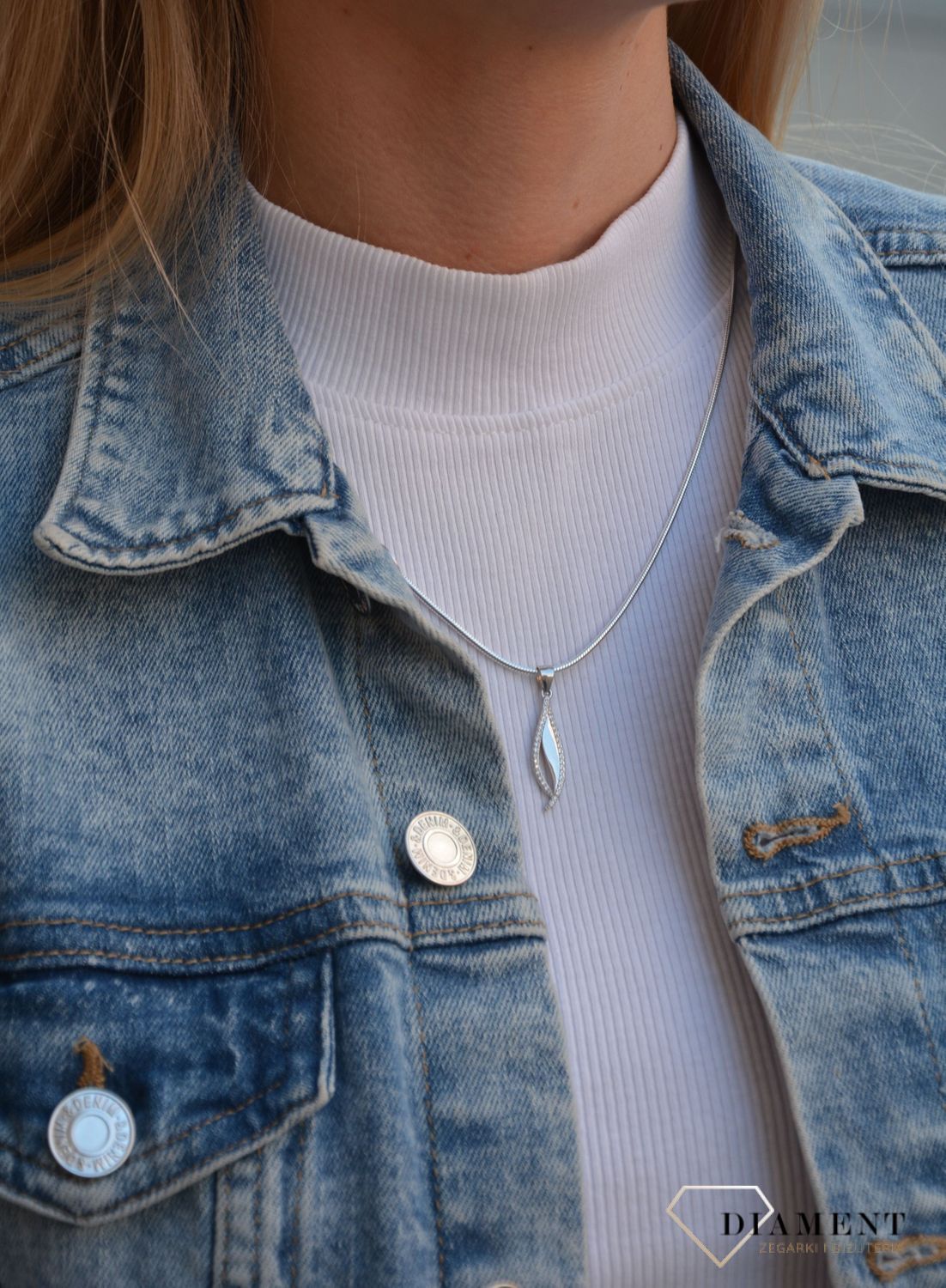 Zawieszka srebrna ozdobiona cyrkonią. Zawieszka w kształcie łezki. Idealny pomysł na prezent dla kobiety..jpg