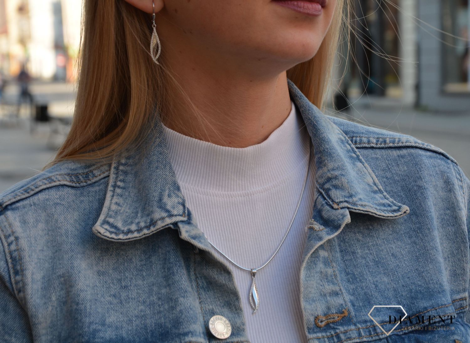 Zawieszka srebrna ozdobiona cyrkonią. Zawieszka w kształcie łezki. Idealny pomysł na prezent dla kobiety..jpg