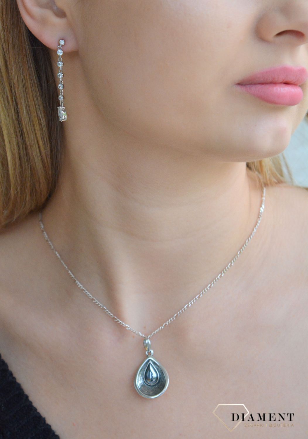 Srebrna zawieszka damska 925 w kształcie łezki z kamieniem TSZ000005-42. Srebrna zawieszka damska. Zawieszka srebrna damska do łańcuszka. Srebrny wisiorek damski. Zawieszka srebrna idealna na prezent..jpg