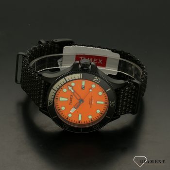 Zegarek męski na czarnym pasku parcianym z podświetleniem całej tarczy. Charakterystyczna pomarańczowa tarcza Timex TW2T30200 (3).jpg