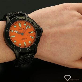 Zegarek męski na czarnym pasku parcianym z podświetleniem całej tarczy. Charakterystyczna pomarańczowa tarcza Timex TW2T30200 (5).jpg
