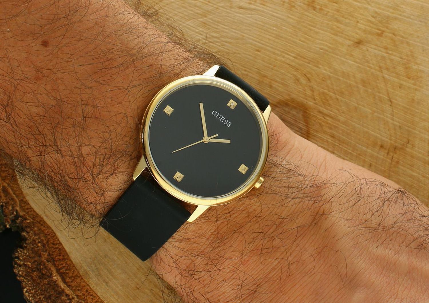 Elegancki damski zegarek Guess U1361L3 z mechanizmem kwarcowym, złotą stalową kopertą, czarnym silikonowym paskiem i brylantem na tarczy. Swiss Made, wodoszczelność 30 m, idealny na prezent.1.webp