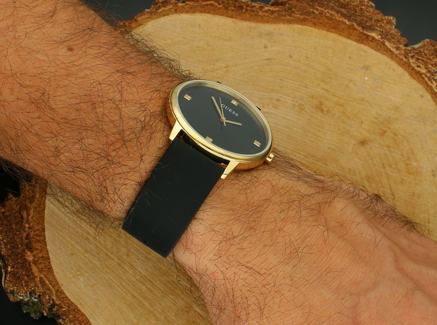 Elegancki damski zegarek Guess U1361L3 z mechanizmem kwarcowym, złotą stalową kopertą, czarnym silikonowym paskiem i brylantem na tarczy. Swiss Made, wodoszczelność 30 m, idealny na prezent.1.webp