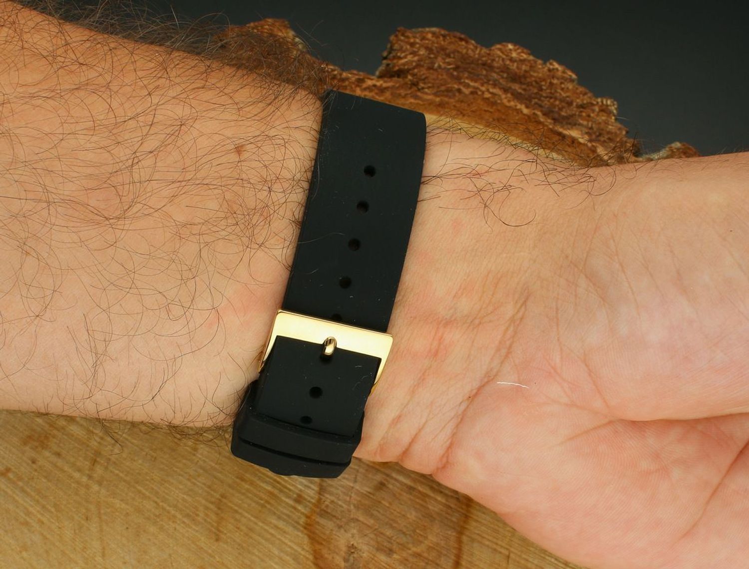 Elegancki damski zegarek Guess U1361L3 z mechanizmem kwarcowym, złotą stalową kopertą, czarnym silikonowym paskiem i brylantem na tarczy. Swiss Made, wodoszczelność 30 m, idealny na prezent.1.webp