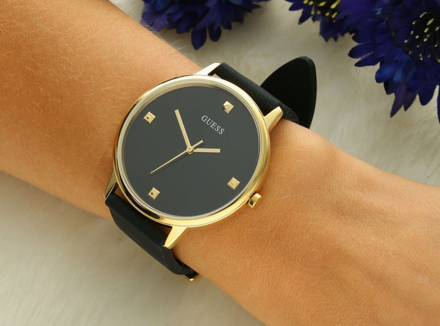 Elegancki damski zegarek Guess U1361L3 z mechanizmem kwarcowym, złotą stalową kopertą, czarnym silikonowym paskiem i brylantem na tarczy. Swiss Made, wodoszczelność 30 m, idealny na prezent.1.webp