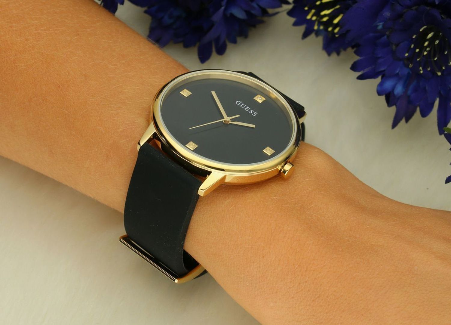 Elegancki damski zegarek Guess U1361L3 z mechanizmem kwarcowym, złotą stalową kopertą, czarnym silikonowym paskiem i brylantem na tarczy. Swiss Made, wodoszczelność 30 m, idealny na prezent.1.webp