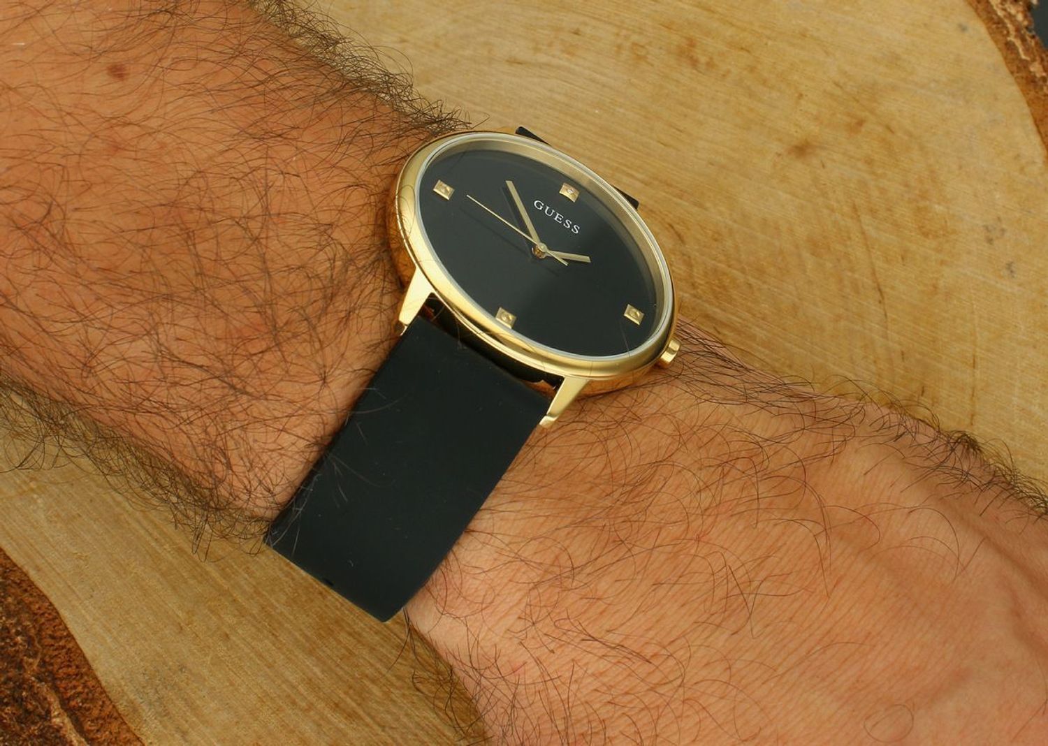 Elegancki damski zegarek Guess U1361L3 z mechanizmem kwarcowym, złotą stalową kopertą, czarnym silikonowym paskiem i brylantem na tarczy. Swiss Made, wodoszczelność 30 m, idealny na prezent.1.webp