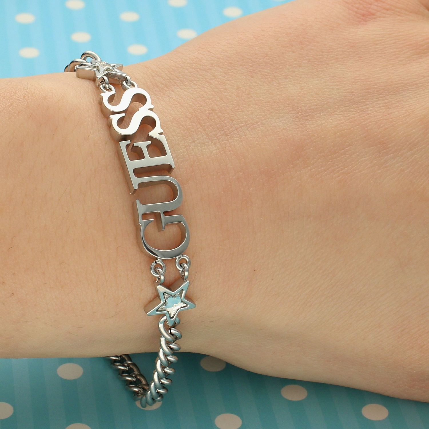 Bransoletka stalowa duży, sztywny napis GUESS z gwiazdkami UBB70075-S.jpg