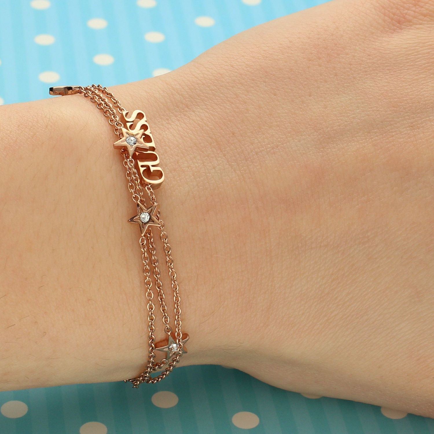 Bransoletka GUESS różowe złoto napis GUESS z gwiazdkami ozdobione kryształami UBB70079-S.jpg