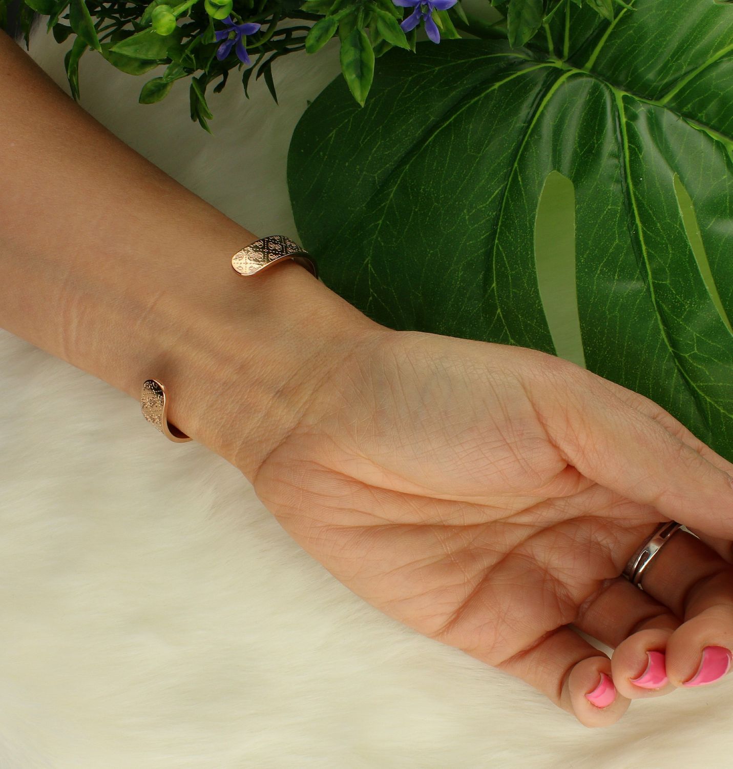 Bransoletka GUESS pozłacana sztywna z wzorem UBB70143-Sd.jpg