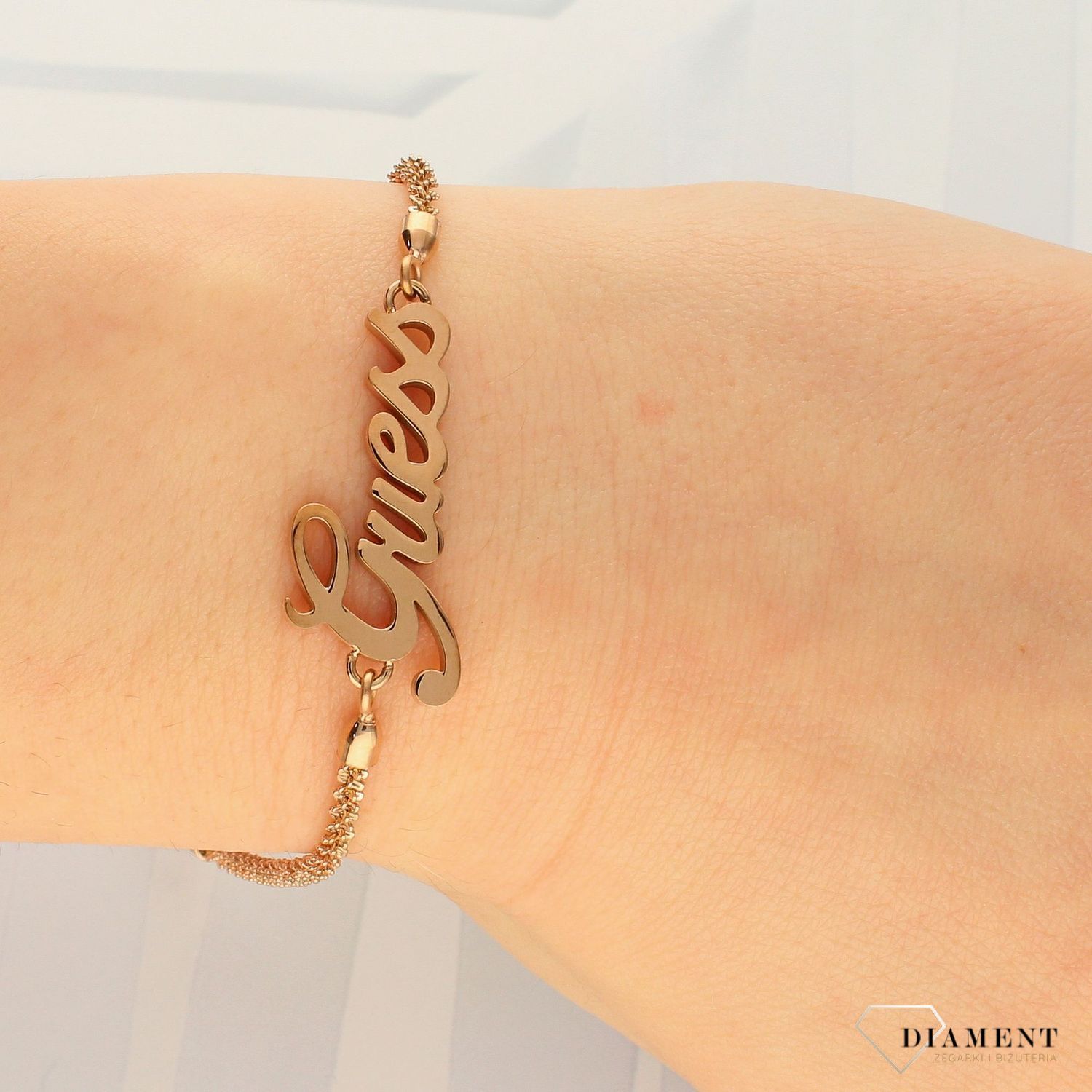 Bransoletka GUESS różowe złoto z napisem Guess UBB79104-S. Bransoletka GUESS stalowa w kolorze różowego złota z czytelnym napisem Guess. Piękna stalowa bransoletka.webp