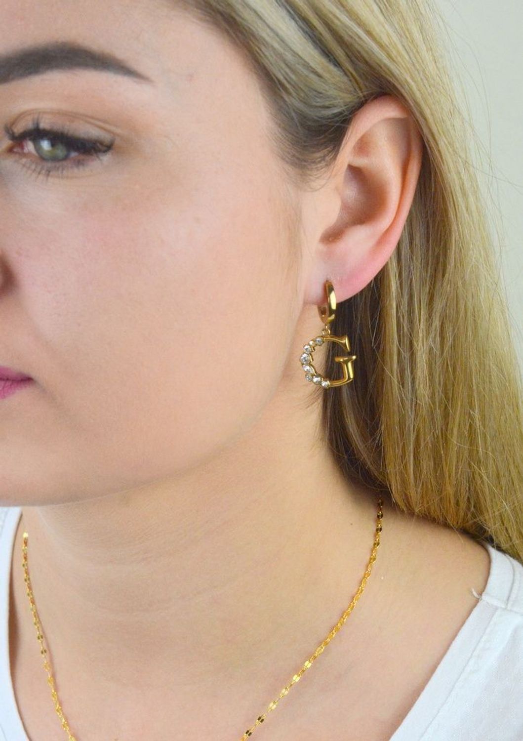 Kolczyki GUESS stalowe pozłacane mała literka 'G' z kryształami UBE01110JWYGTU.jpg